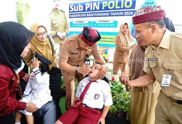 Plt Kepala Dinas Kesehatan Banyuwangi Amir Hidayat saat memberikan vaksinasi polio kepada anak di Kelurahan Mojopanggung. (humaskab)