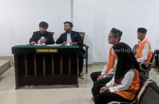 Terdakwa LAM (22) MKP (23), pasangan mahasiswa yang menjadi tersangka kasus aborsi janin hasil hubungan diluar nikah berusia lima bulan dengan obat keras saat menjalani sidang di PN Kepanjen.