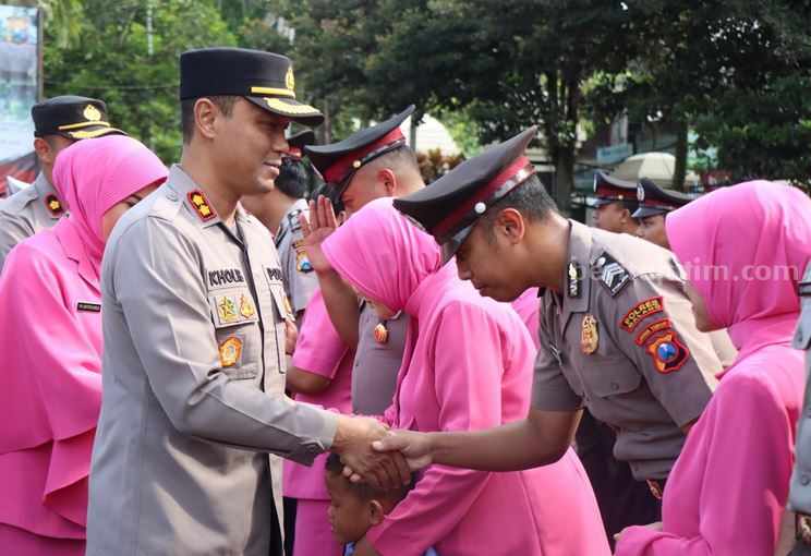 75 Personel Polres Malang Naik Pangkat di Awal Tahun 2024 Upacara kenaikan pangkat atau Korps Raport dipimpin langsung Kapolres Malang AKBP Putu Kholis Aryana di Halaman Mapolres Malang, Selasa (2/1/2024).