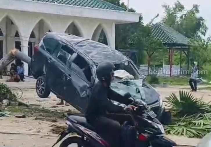 Mobil Naik ke Pohon Terjadi di Sampang Foto Berita Jatim