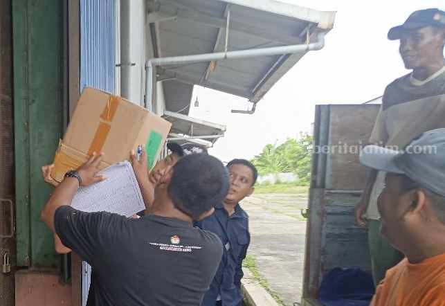 Proses pelipatan dan penyortiran surat suara Pemilu 2024 oleh KPU Lamongan, di Gudang Bulog Lamongan.
