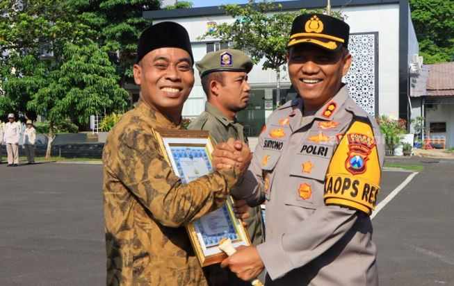 Kapolres Tuban Beri Penghargaan 46 Personel dan 5 Tokoh Masyarakat Foto Berita Jatim