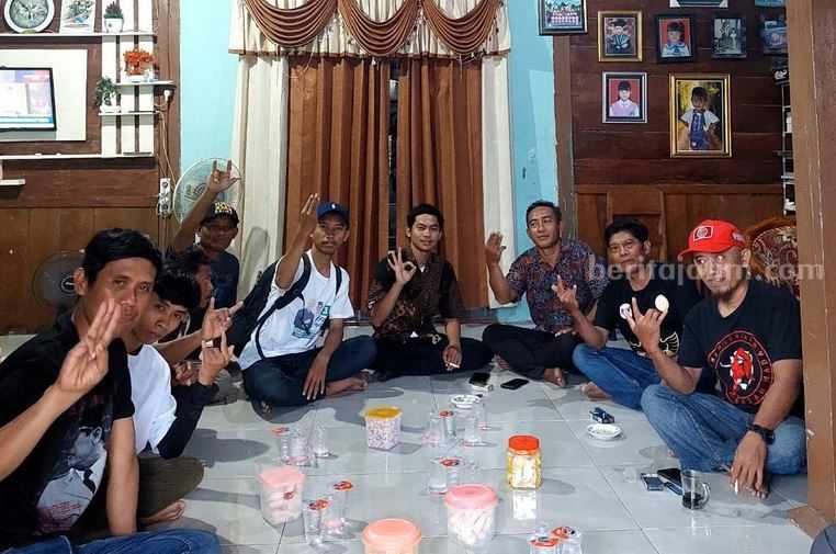 Tim Tim BERAGAM (Bersama Ganjar-Mahfud) saat mensosialisasikan visi-misi Capres-Cawapres nomor urut 03, di Desa Tunggunrejo, Kecamatan Mantup, Kabupaten Lamongan.