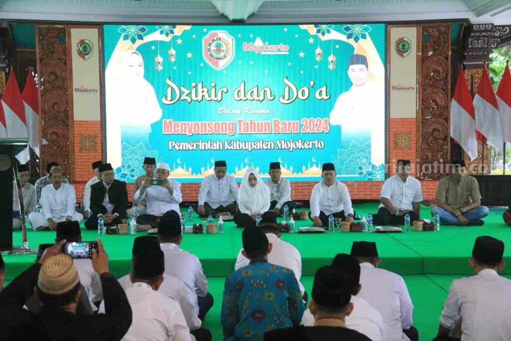 Bupati Mojokerto, Ikfina Fahmawati saat dzikir dan doa dalam rangka menyongsong tahun baru 2024 di Pendopo GMT Pemkab Mojokerto. [Foto : ist]