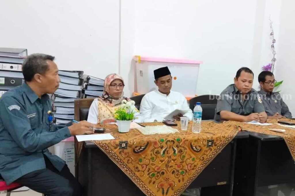 Kordiv SDM Organisasi dan Diklat, Muttaqin (putih), bersama komisioner Bawaslu Kabupaten Lamongan lainnya.