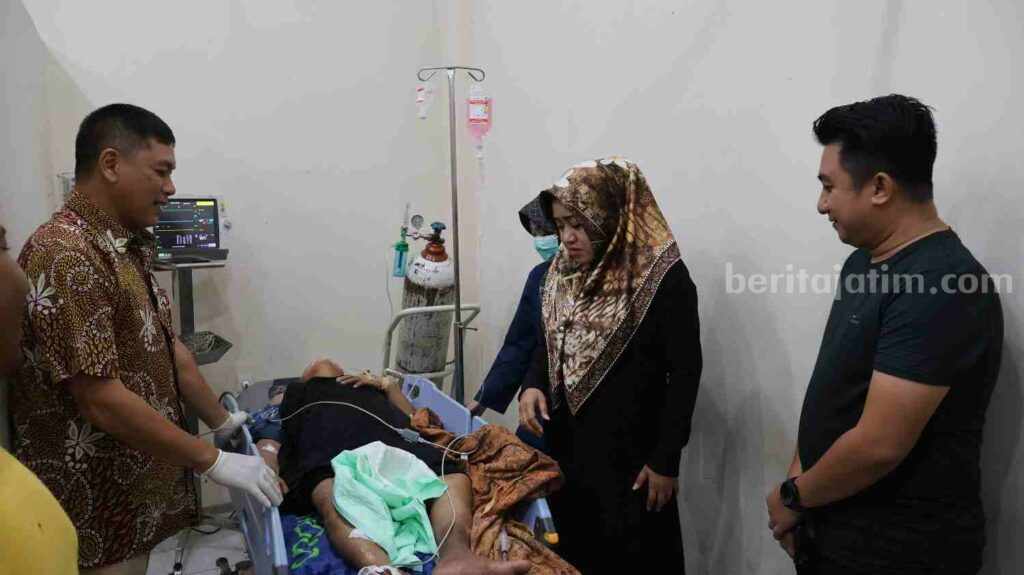  Bupati Mojokerto Ikfina Fahmawati saat sambangi korban tertimpa pohon di RSUD Prof Dr Soekandar, Kecamatan Mojosari, Kabupaten Mojokerto. [Foto : ist]