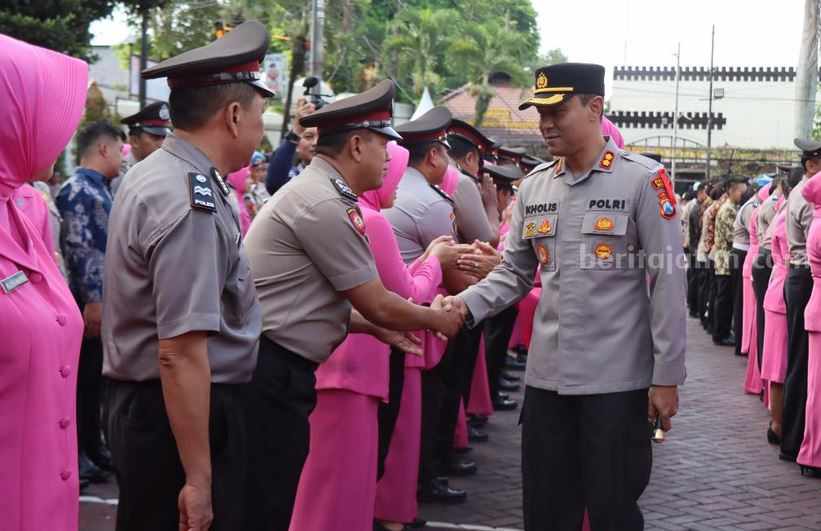 Upacara kenaikan pangkat atau Korps Raport dipimpin langsung Kapolres Malang AKBP Putu Kholis Aryana di Halaman Mapolres Malang, Selasa (2/1/2024).