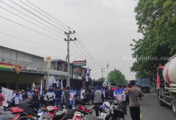 Ratusan buruh saat melakukan demo di PT Delta Indratama Orion (DIO) Jenu Tuban.