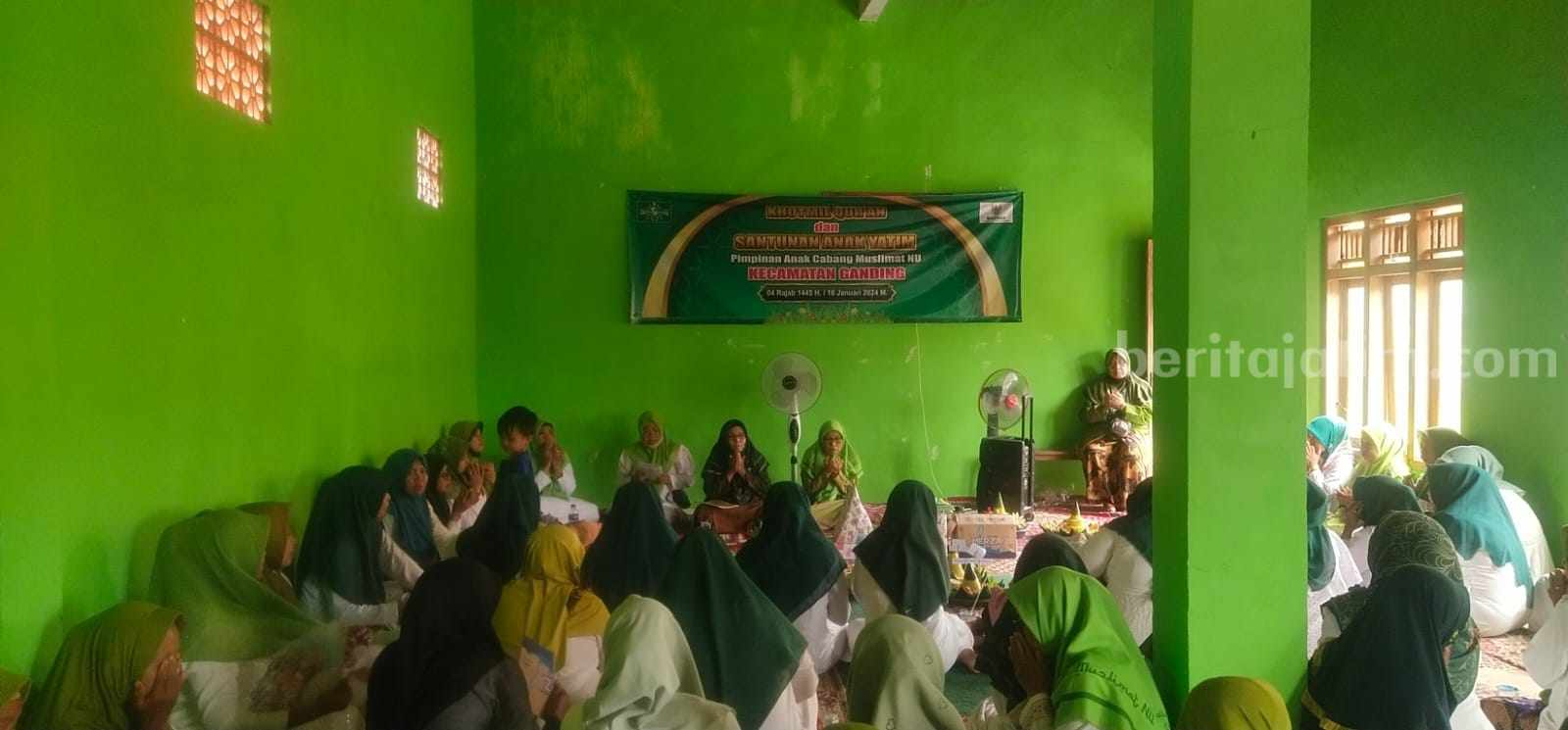 Deklarasi kader Muslimat NU mendukung calon presiden dan calon wakil presiden nomor urut 3, Ganjar Pranowo dan Mahfud MD, di aula Pondok Pesantren Sabilul Huda, Selasa (16/1/2024).