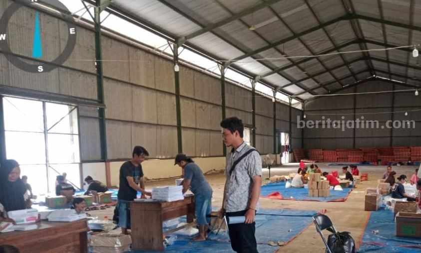 KPU Lamongan Temukan Kerusakan Ratusan Surat Suara Pemilu Proses pelipatan dan penyortiran surat suara Pemilu 2024 oleh KPU Lamongan, di Gudang Bulog Lamongan.