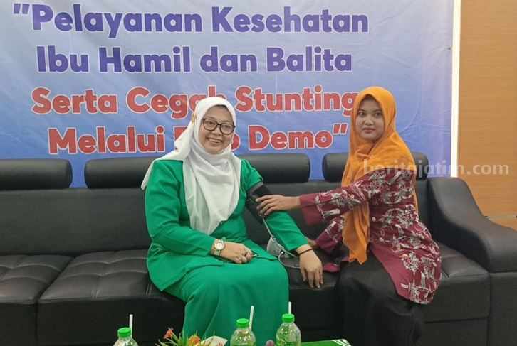 Pelayanan Kesehatan Ibu Hamil dan Balita, serta Cegah Stunting Melalui Emo Demo, yang digelar PP Fatayar NU di Aula IAI Tabah, Kecamatan Paciran, Kabupaten Lamongan.