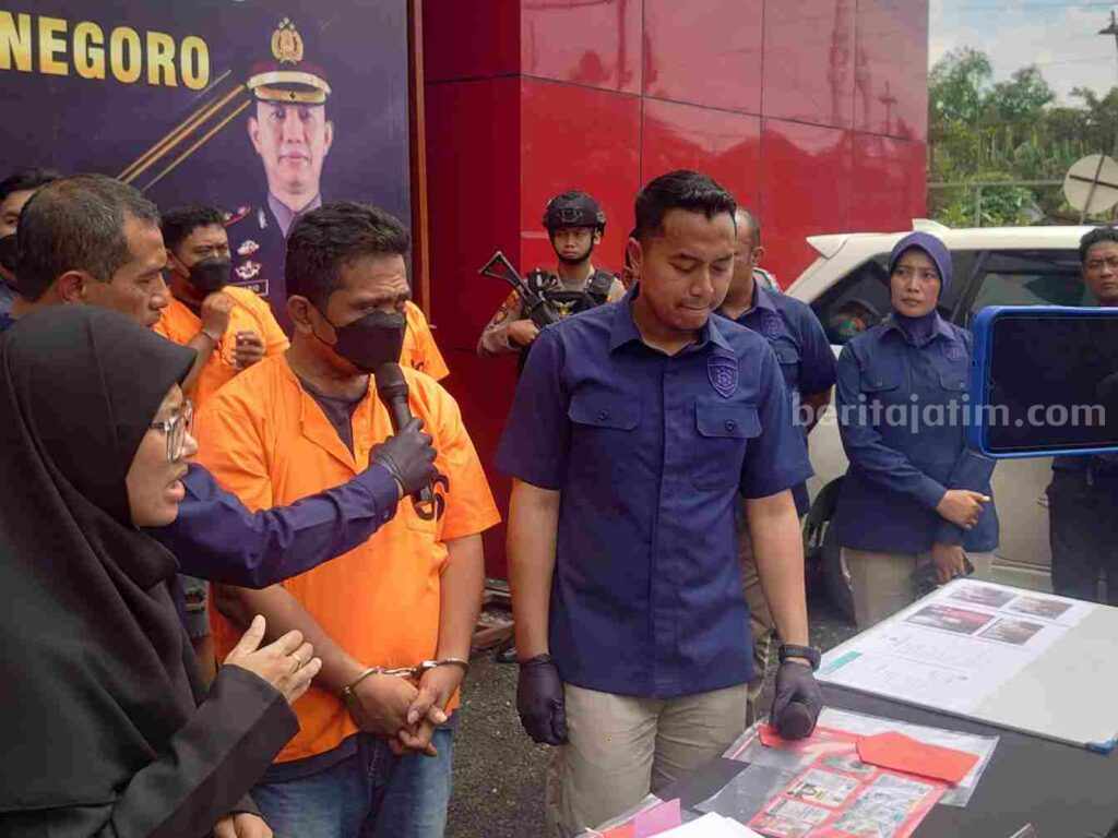 5 Oknum Wartawan Bojonegoro Tersangka Peras Pengusaha Minyak Polres Bojonegoro melakukan pers rilis kasus dugaan pemerasan yang dilakukan oknum wartawan.