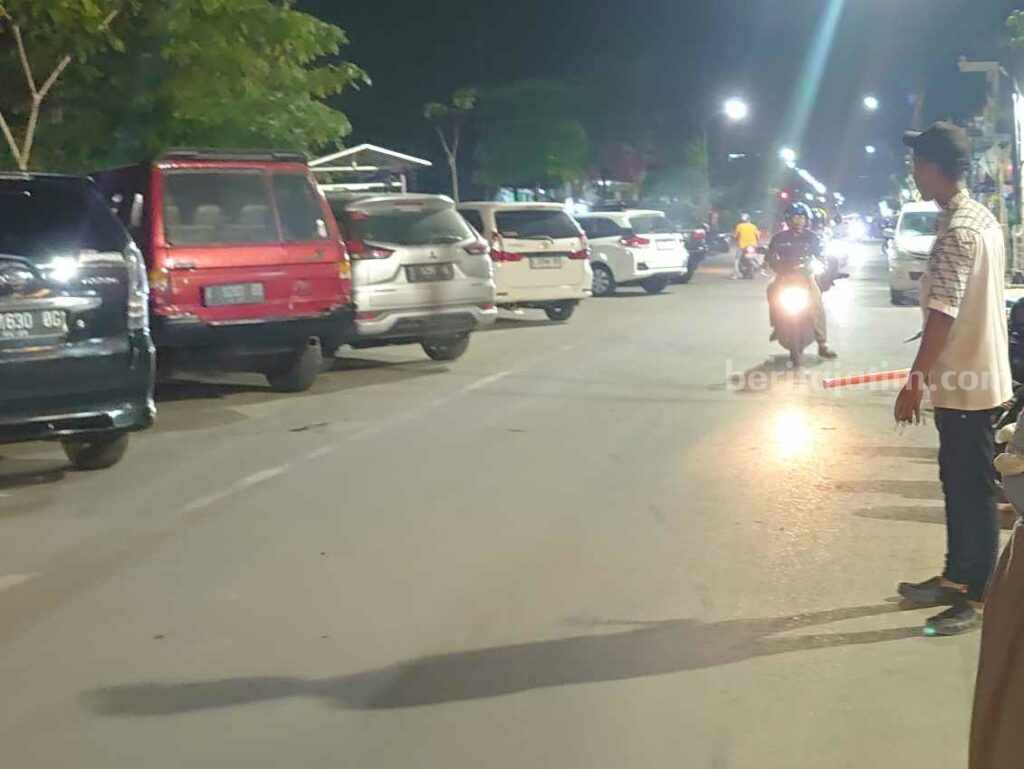 Sejumlah kendaraan bermotor yang sedang parkir disekitar kawasan Pasar Kota Bojonegoro.