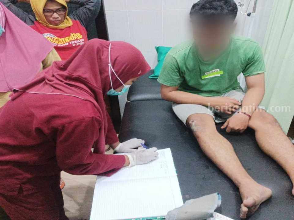 Korban pengeroyokan saat menjalani pemeriksaan medis.