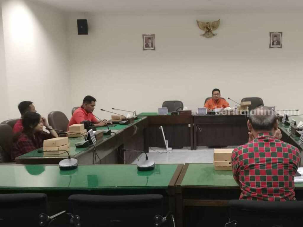 Rapat Penyewaan Stadion Letjend H Soedirman Bojonegoro Gagal Digelar, Ditunda Minggu Depan Rapat kerja Komisi C DPRD Bojonegoro bersama para pihak membahas sewa Stadion Letjend H Soedirman.