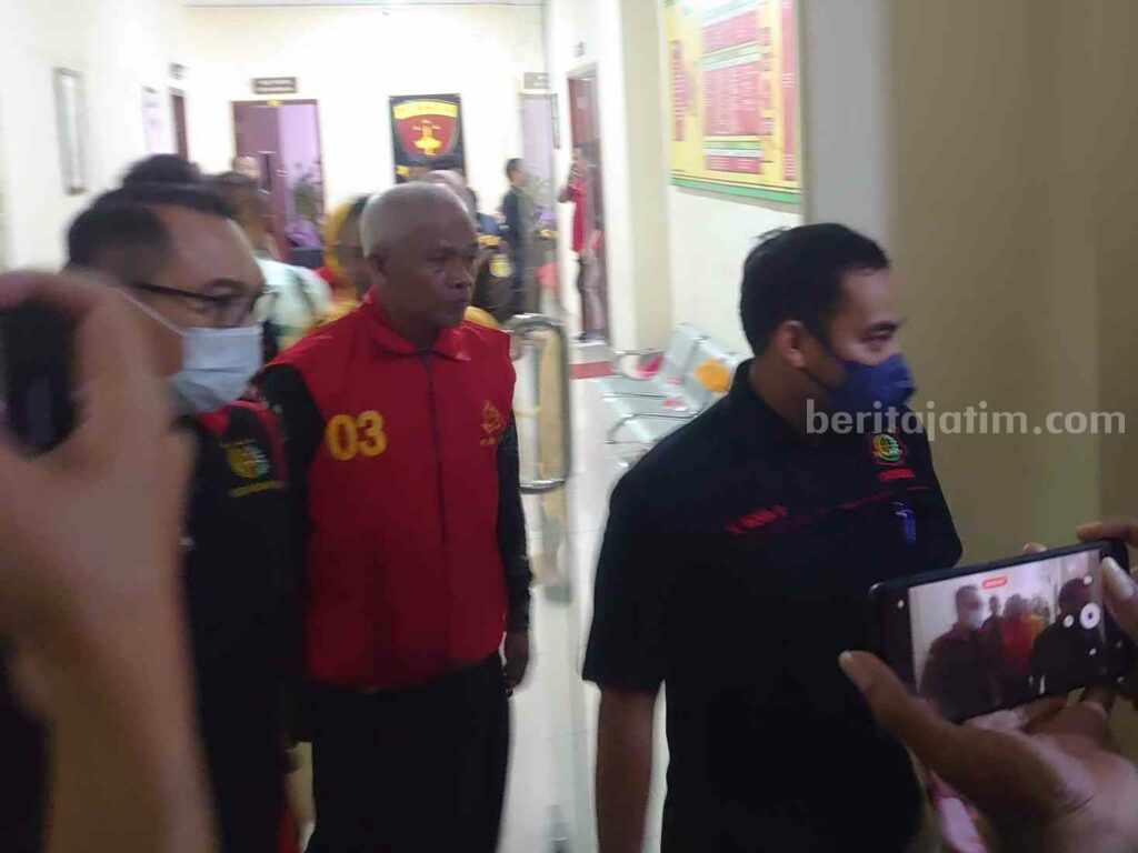 Tersangka Dugaan Korupsi Dana BOS SMPN 6 Bojonegoro, Sarwo Edi saat ditetapkan tersangka.
