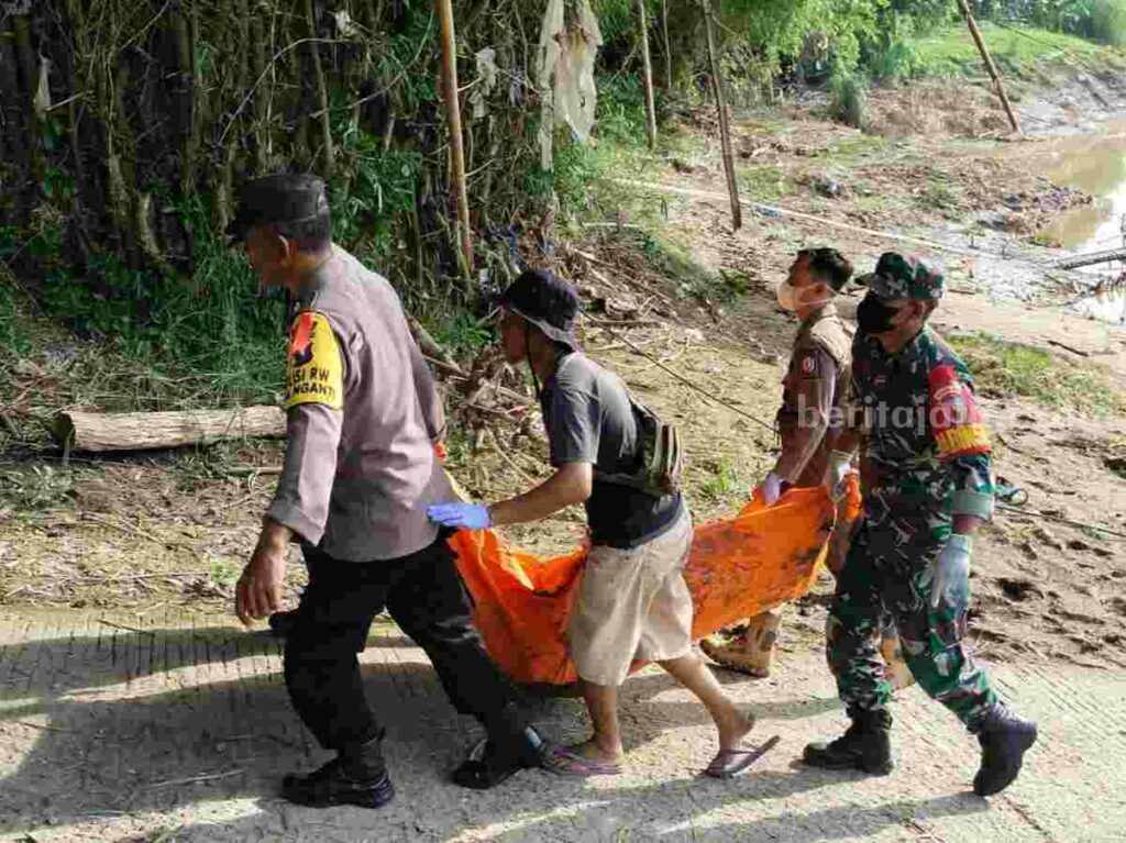 Petugas saat melakukan evakuasi temuan mayat yang mengapung di Sungai Bengawan Solo turut Desa Sumberarum Kecamatan Ngraho Kabupaten Bojonegoro.