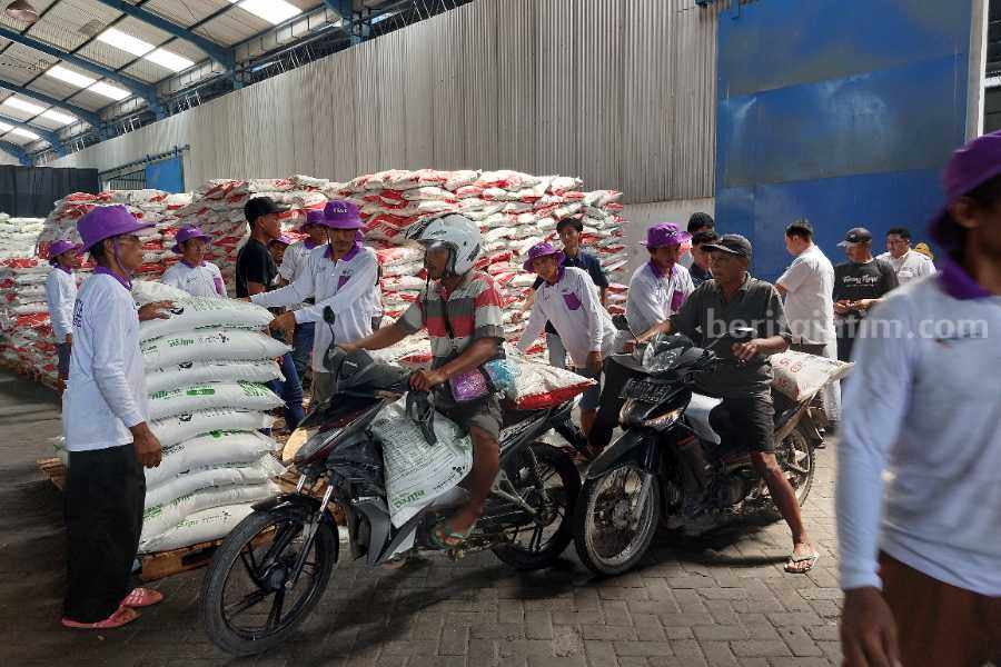 Petani Ngawi Serbu Pupuk Murah di Gudang Sidokerto Foto Berita Jatim