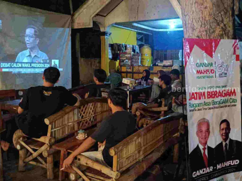 Peserta Nobar Debat Capres Dimantapkan Soal Kemampuan Mahfud Foto Berita Jatim
