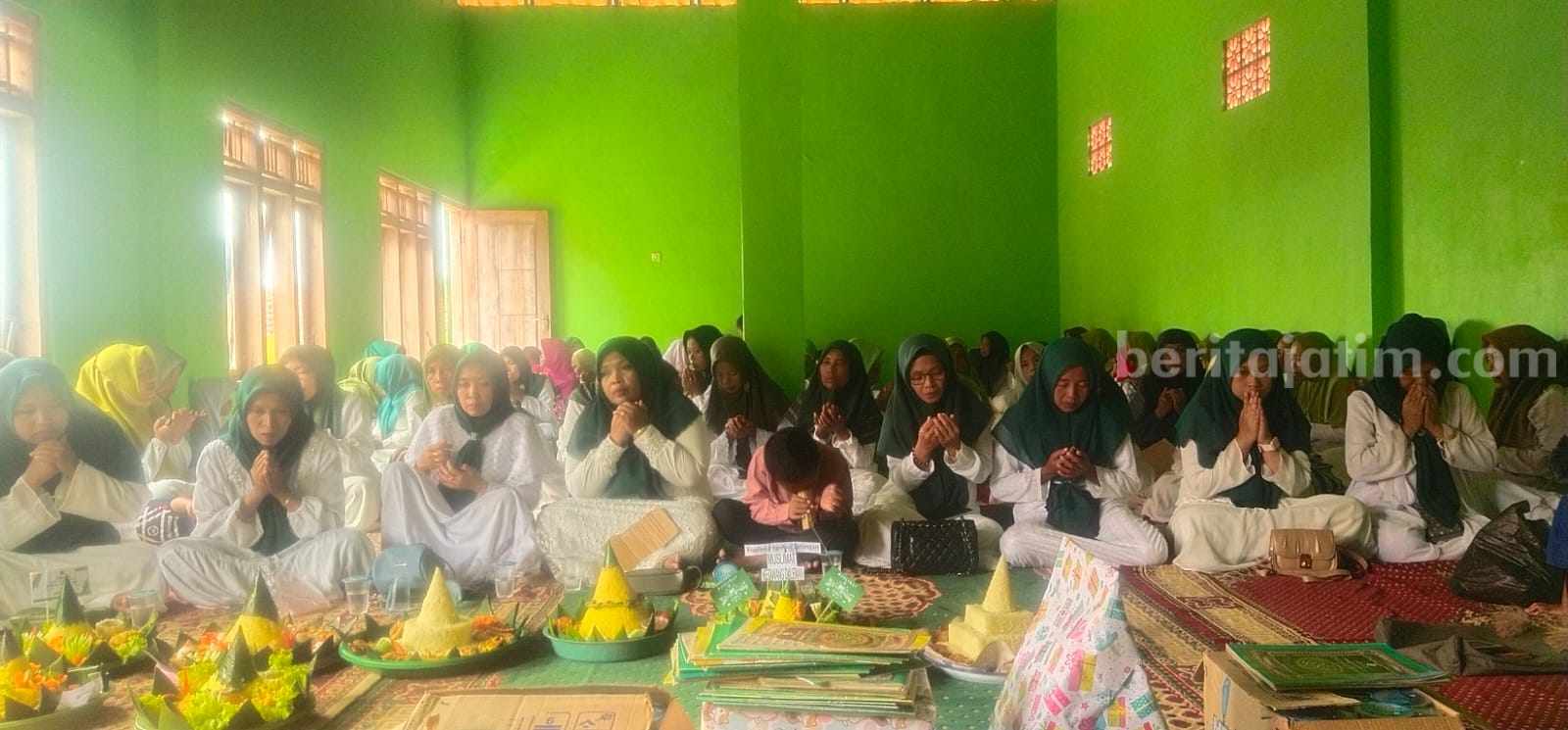 Deklarasi kader Muslimat NU mendukung calon presiden dan calon wakil presiden nomor urut 3, Ganjar Pranowo dan Mahfud MD, di aula Pondok Pesantren Sabilul Huda, Selasa (16/1/2024).