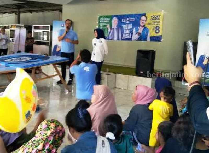 Caleg DPR RI Yooky Tjahrial dan Juliana Eva Wati telihat berkampanye mengunakan fasilitas atau lahan sentra wisata kuliner (SWK) milik Pemerintah Kota (Pemkot) Surabaya pada Jumat (29/12/2023).