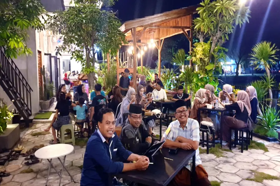 Nongkrong Asyik di Bojonegoro, D’Konco Cafe Tawarkan Pemandangan Indah dan Menu Enak Foto Berita Jatim