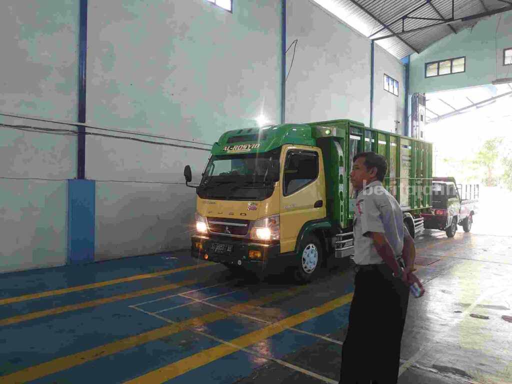 Pemohon Uji KIR di Bojonegoro Masih Dikenai Denda? Petugas Uji Kir Dishub Bojonegoro saat melakukan uji kir kendaraan.