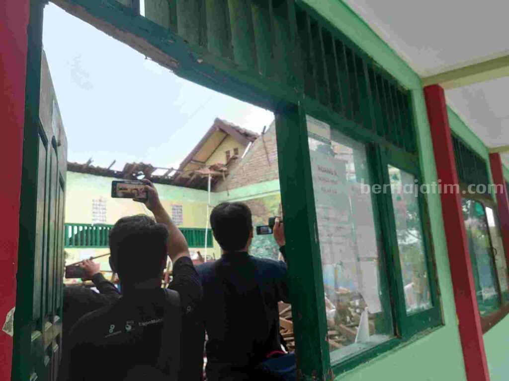 Sejumlah wartawan saat sedang memotret kondisi atap ruang kelas 6 SDN Ngadiluwih Kecamatan Ngasem Kabupaten Bojonegoro yang ambruk.