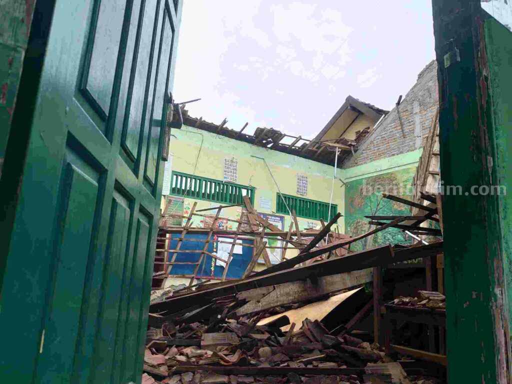 Atap Dua Ruang Kelas SDN di Ngasem Bojonegoro Ambrol Kondisi bangunan atap ruang kelas 6 SDN Ngadiluwih Kecamatan Ngasem Kabupaten Bojonegoro yang ambrol
