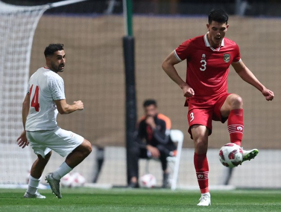 Elkan Baggott ketika Timnas Indonesia dalam uji coba melawan Iran pada Selasa (9/1/2023) tengah malam WIB. Foto: PSSI
