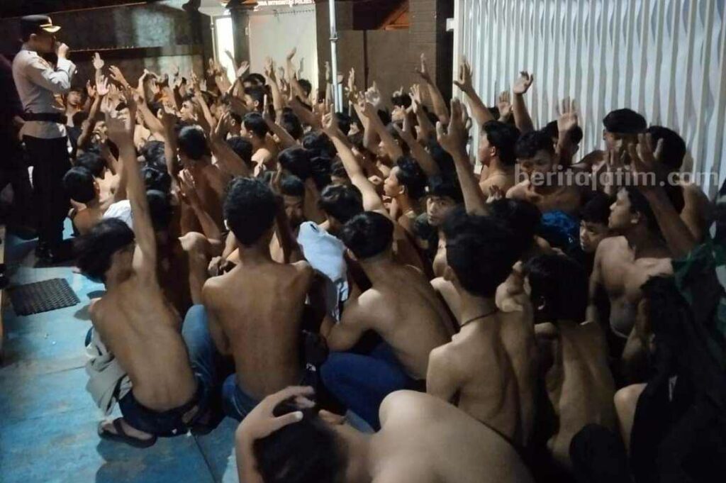 Bentrok Antar Perguruan Silat Ngawi, 166 Orang Diamankan, 2 Motor Terbakar Sekelompok pemuda perguruan silat yang diamankan polisi karena bentrok di Sine, Ngawi, Selasa 16/01/2024) dini hari.