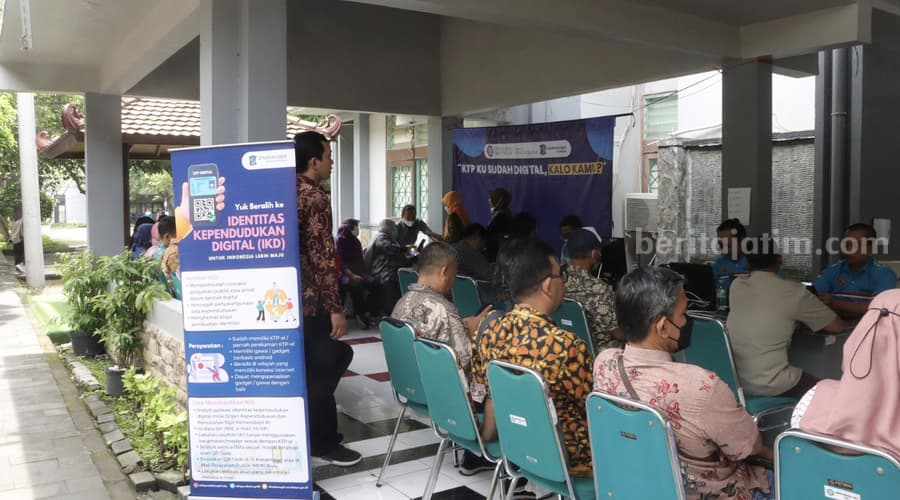 Dispendukcapil Surabaya Genjot Aktivasi IKD Pelayanan Dispendukcapil Kota Surabaya.