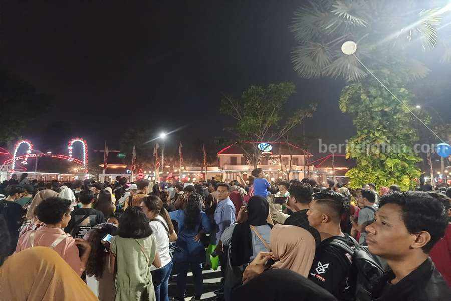 Puncak Perayaan Tahun Baru 2024, Pusat Kota Surabaya Lumpuh Lautan manusia di Jalan Gubernur Suryo, Senin (01/01/2024). (Foto/anggadia).