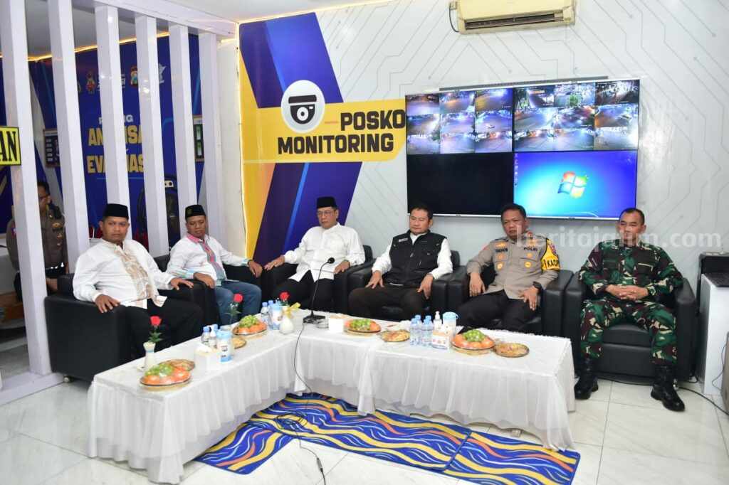 Jajaran Forkopimda Lamongan saat melakukan patroli saat tahun baru, di Pos Terminal Lamongan.