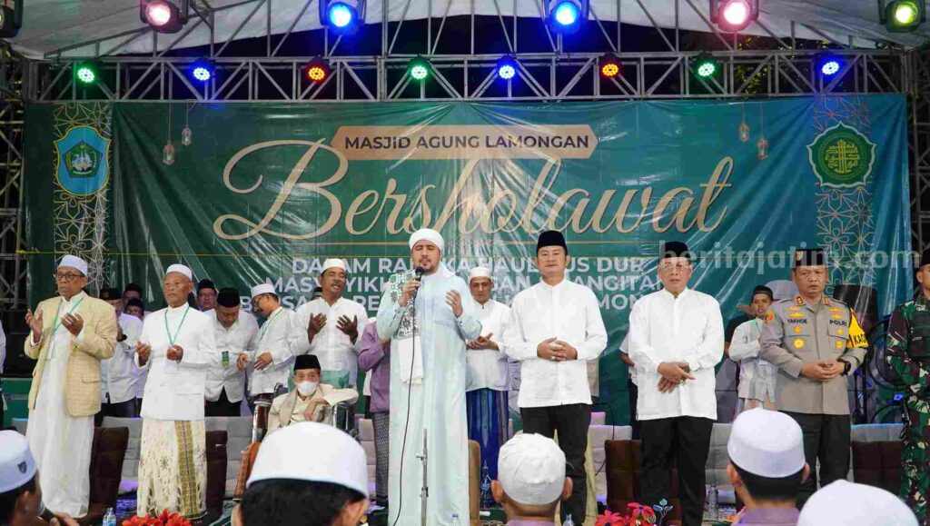 Selawat yang digelar Pemkab Lamongan di Halam Masjid Agung Lamongan, dalam rangak mengawali tahun baru.