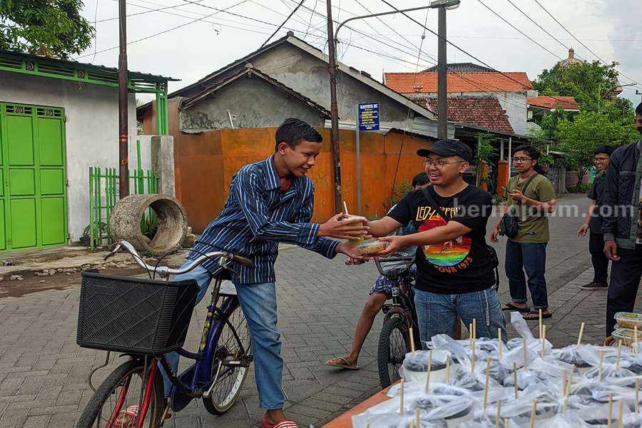 Relawan Ganjar-Mahfud Berbagi Makanan UMKM di Kejapanan Pasuruan Tim Gema Pasuruan saat memberikan makanan dan minuman ringan kepada masyarakat Kejapanan Pasuruan.