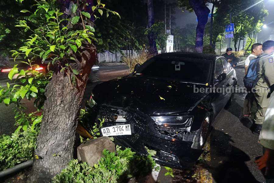 Pulang Dugem Naiki Audi, 2 Wanita Solo Kecelakaan di Kusuma Bangsa Surabaya Mobil Audi