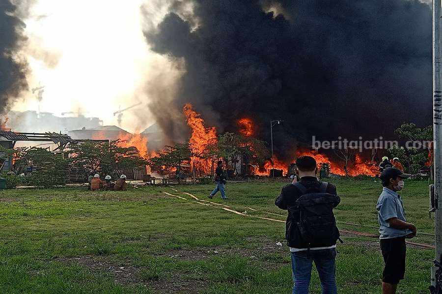 Gudang Palet dan Kayu di Jalan Jepara Surabaya Ludes Terbakar Kebakaran Surabaya