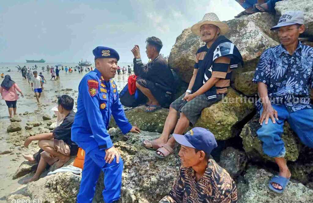 Petugas Satpolairud Polres Gresik saat memberi himbauan kepada pengunjung di obyek wisata Pantai Dalegan