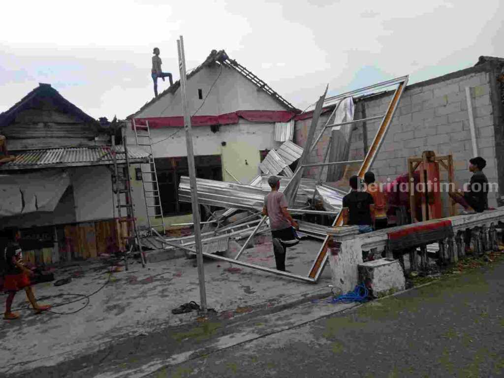 Kondisi salah satu rumah warga terdampak bencana angin puting beliung di Kecamatan Kemlagi, Kabupaten Mojokerto. [Foto : ist]