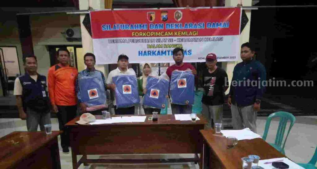 BPBD Kabupaten Mojokerto memberikan bantuan terpal bagi warga terdampak bencana angin puting beliung. [Foto : ist]