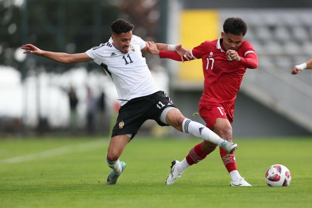 Pemain Indonesia Saddil Ramdani (17) berebut bola dengan pemain Libia Elmahdi Elkout (11) pada laga uji coba di Stadion Titanic Mardan, Antalya, Turki, Selasa (2/1/2024). Timnas Indonesia takluk dengan skor telak 0-4. (FOTO-PSSI)