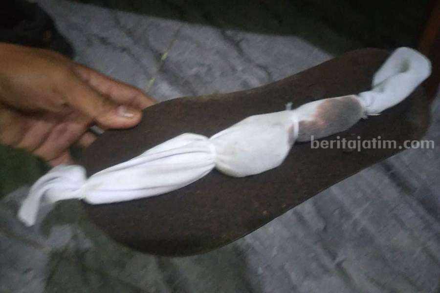 Barang bukti pocong yang ditaruh di salah satu rumah warga.