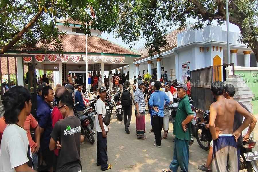 Sejumlah warga yang menunggu keluarnya pelaku dari dalam kantor Desa Sumberejo, Kecamatan Winongan.