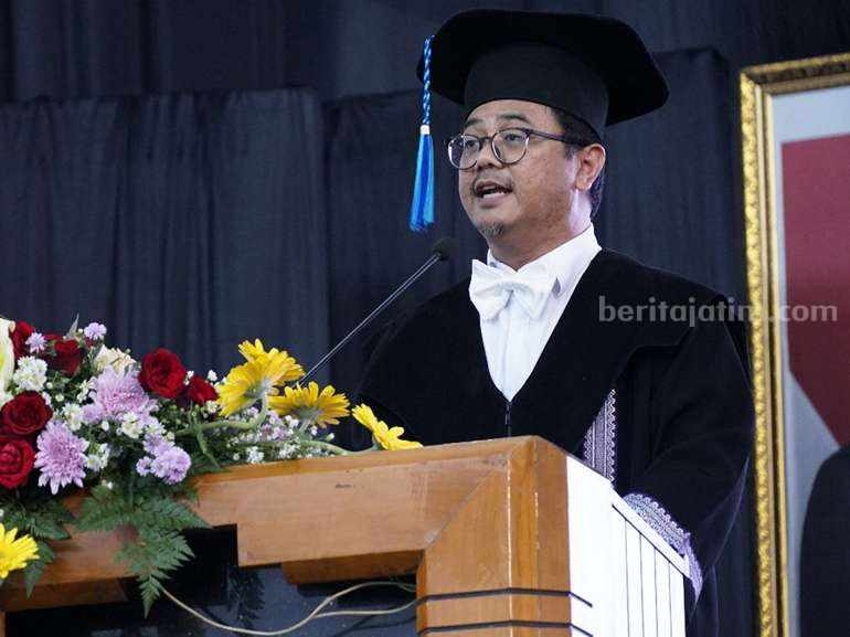Prof Adjie Pamungkas ST MDev Plg PhD dari PWK ITS saat menyampaikan orasi ilmiahnya dalam prosesi Pengukuhan Profesor ITS.