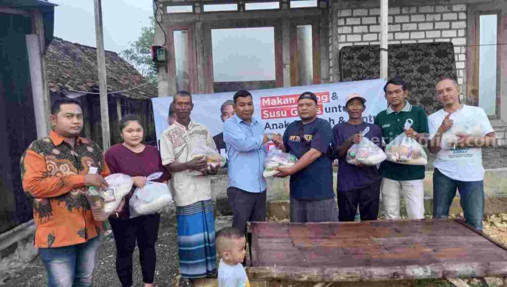 Pengurus DPC Partai Gerindra Kabupaten Mojokerto menyerahkan bantuan kepada korban terdampak bencana angin puting beliung. [Foto : ist]