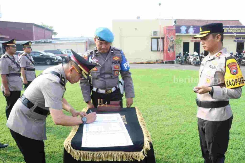 Kapolresta Mojokerto AKBP Daniel S Marunduri memimpin upacara sertijab di Lapangan Patih Gajah Mada, Mapolresta Mojokerto. [Foto : ist]