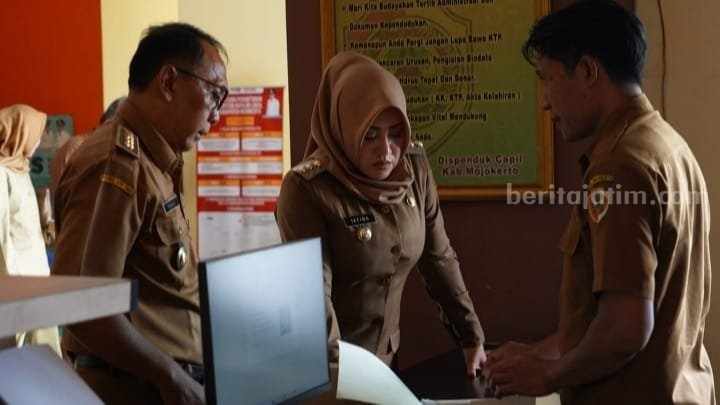 Bupati Mojokerto Ikfina Fahmawati melakukan pemantauan secara langsung pelayanan masyarakat di Kantor Kecamatan Kemlagi. [Foto : ist]