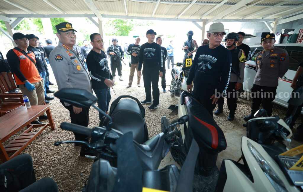 Penyidik Polda Jatim saat melakukan penggeledahan di rumah Tersangka penembakan Sampang
