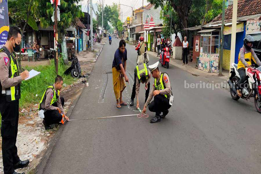 Kanit Gakkum Satlantas Polres Pasuruan, Ipda A Kunaefi saat melakukan olah TKP kejadian.